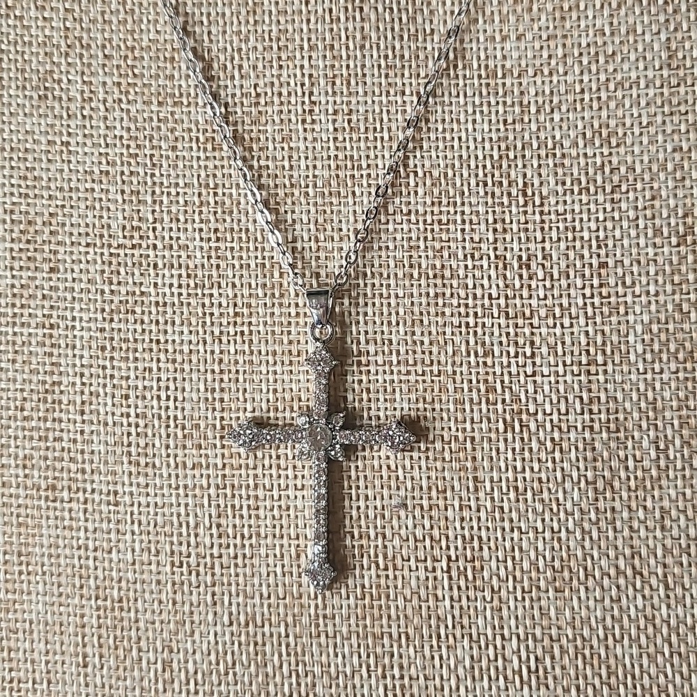 NIB Dazzling Silver Tone Cross Pendant Necklace With Glittering Rhinestones - Picture 4 of 7